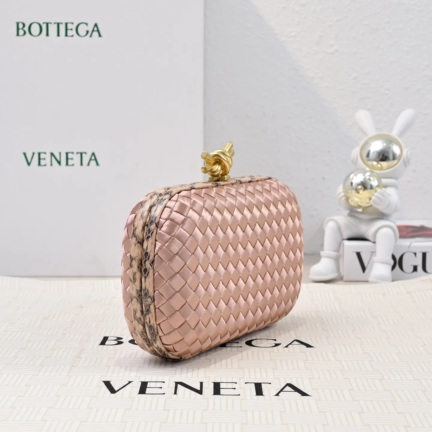 Batch 1460 #BV Knot woven evening bag series ~ Each bag reveals exquisite elegance💫Iconic classic silk weaving➕snake skin trimming with knot buckle, soft and delicate feel. The design is small and exquisite, low-key without logo, elegant and elegant. Paired with evening dress or cheongsam, it has the atmosphere of a famous and wealthy lady. Full of aura and invincible texture💃 Model: 7622 Dimensions: 20x12x5.5